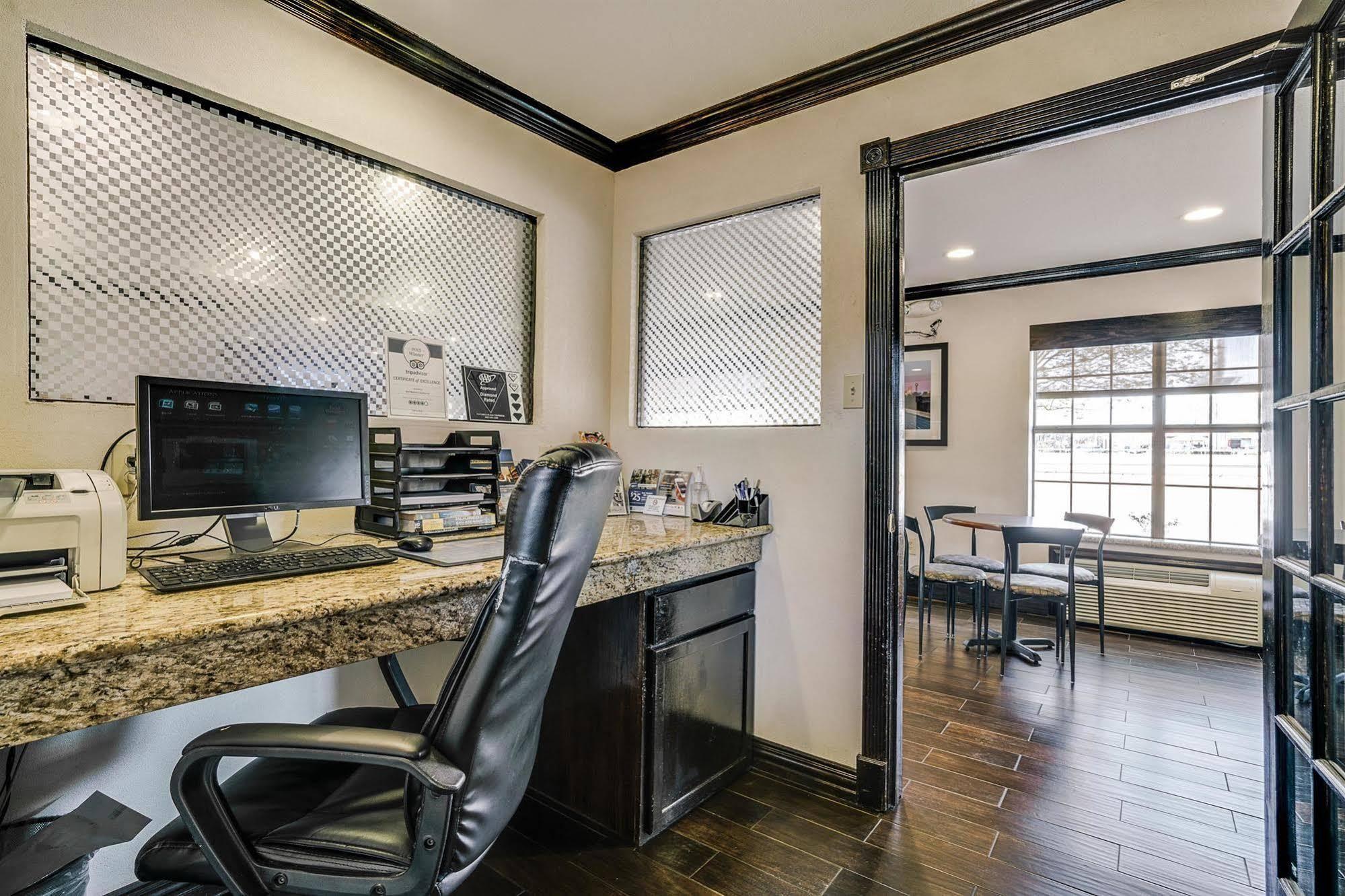 Quality Inn & Suites Dallas-Cityplace エクステリア 写真