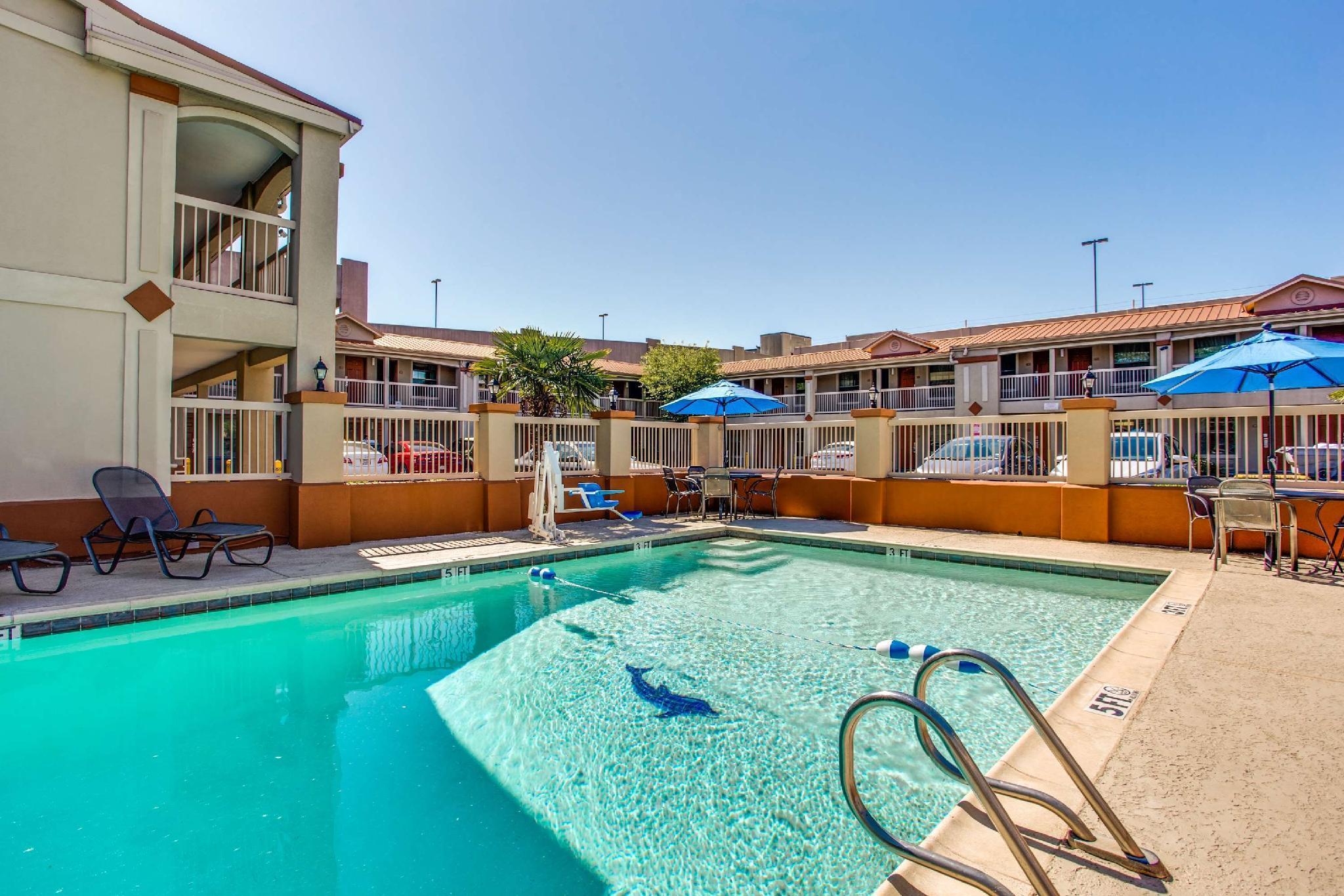 Quality Inn & Suites Dallas-Cityplace エクステリア 写真