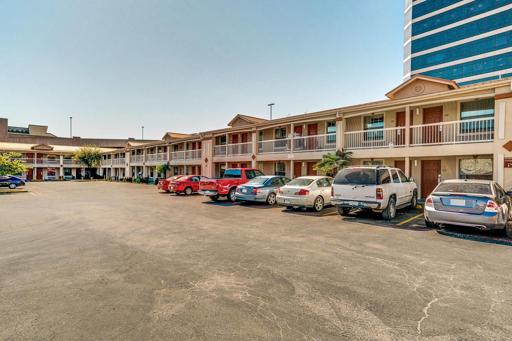Quality Inn & Suites Dallas-Cityplace エクステリア 写真